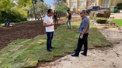 עובד ומוחמד.שדרוג מערכות ביוב.jpg